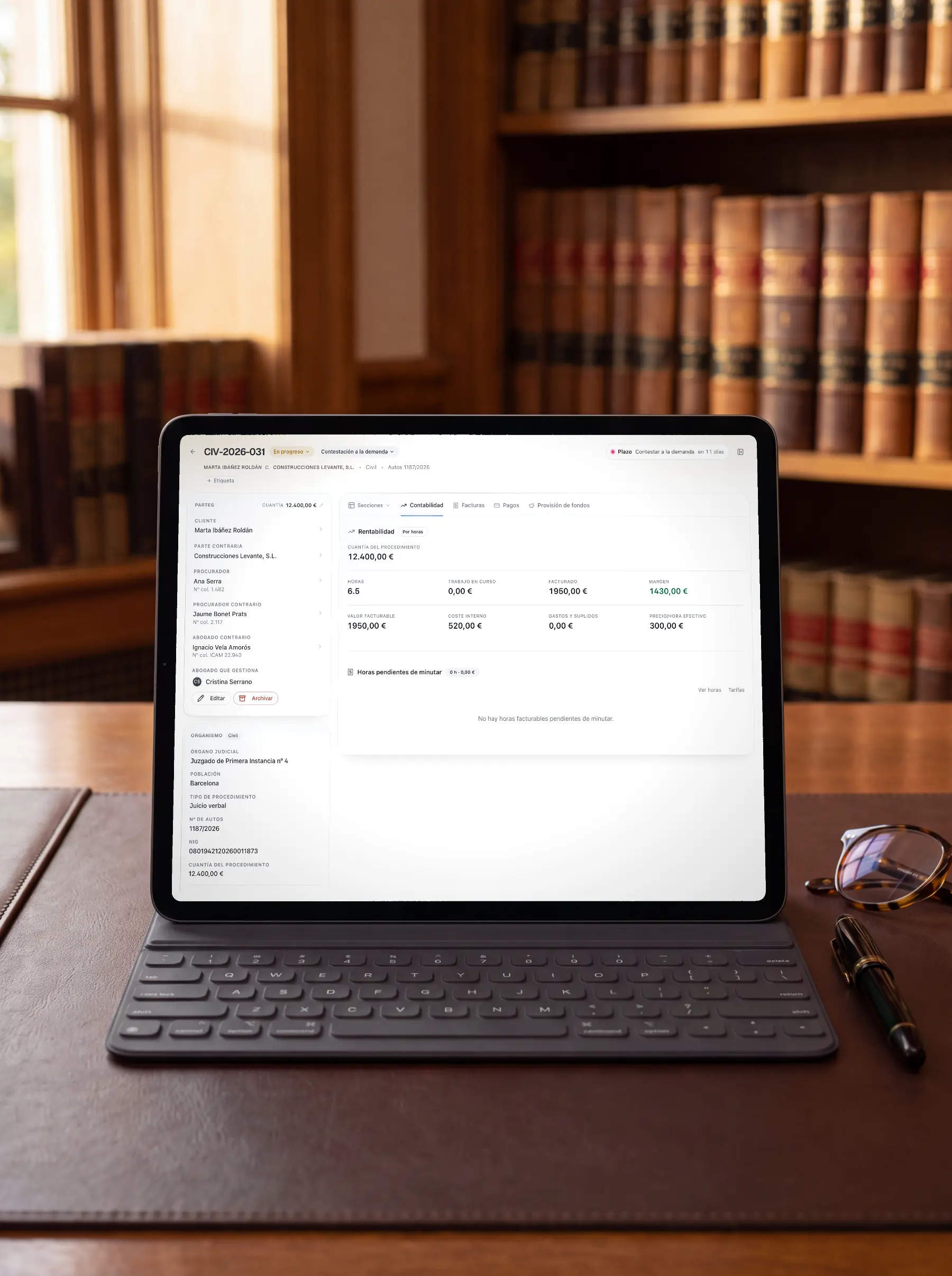 Un iPad en el despacho de un socio enseña la rentabilidad de un expediente de Plea.