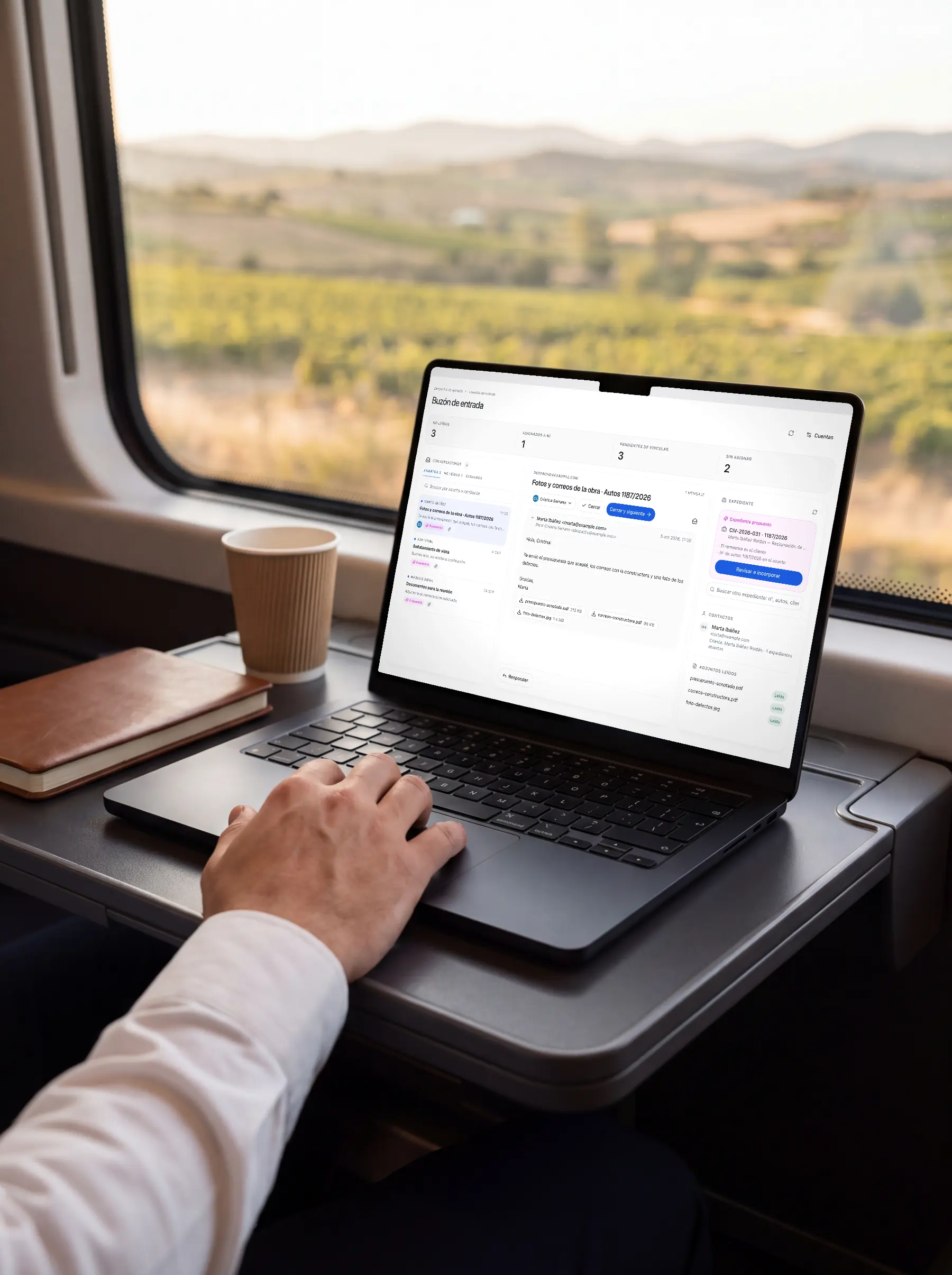 Un abogado revisa en el tren el buzón de Plea, que propone el expediente de un correo.