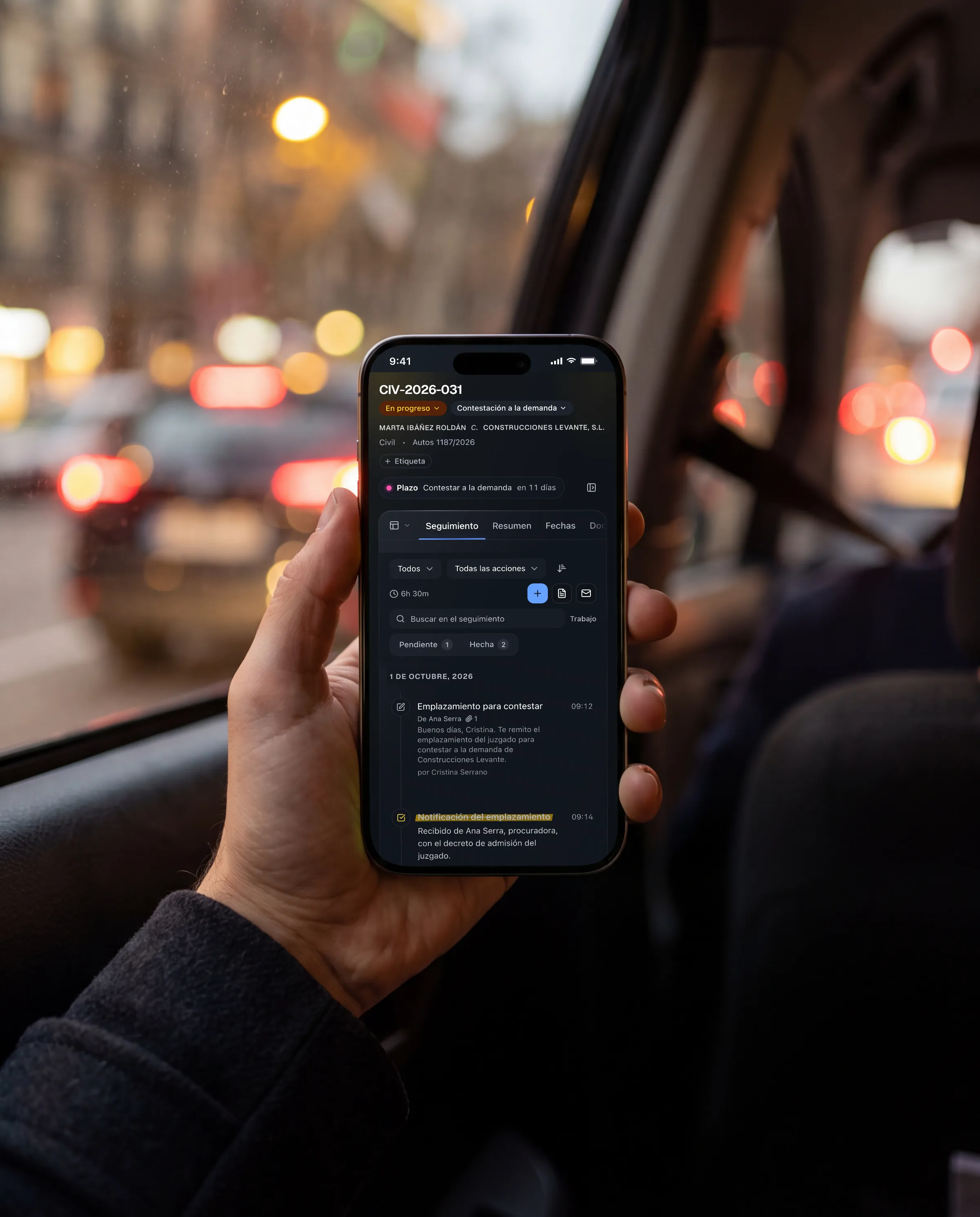 Un abogado abre un expediente de Plea en el móvil, de noche, en un taxi.