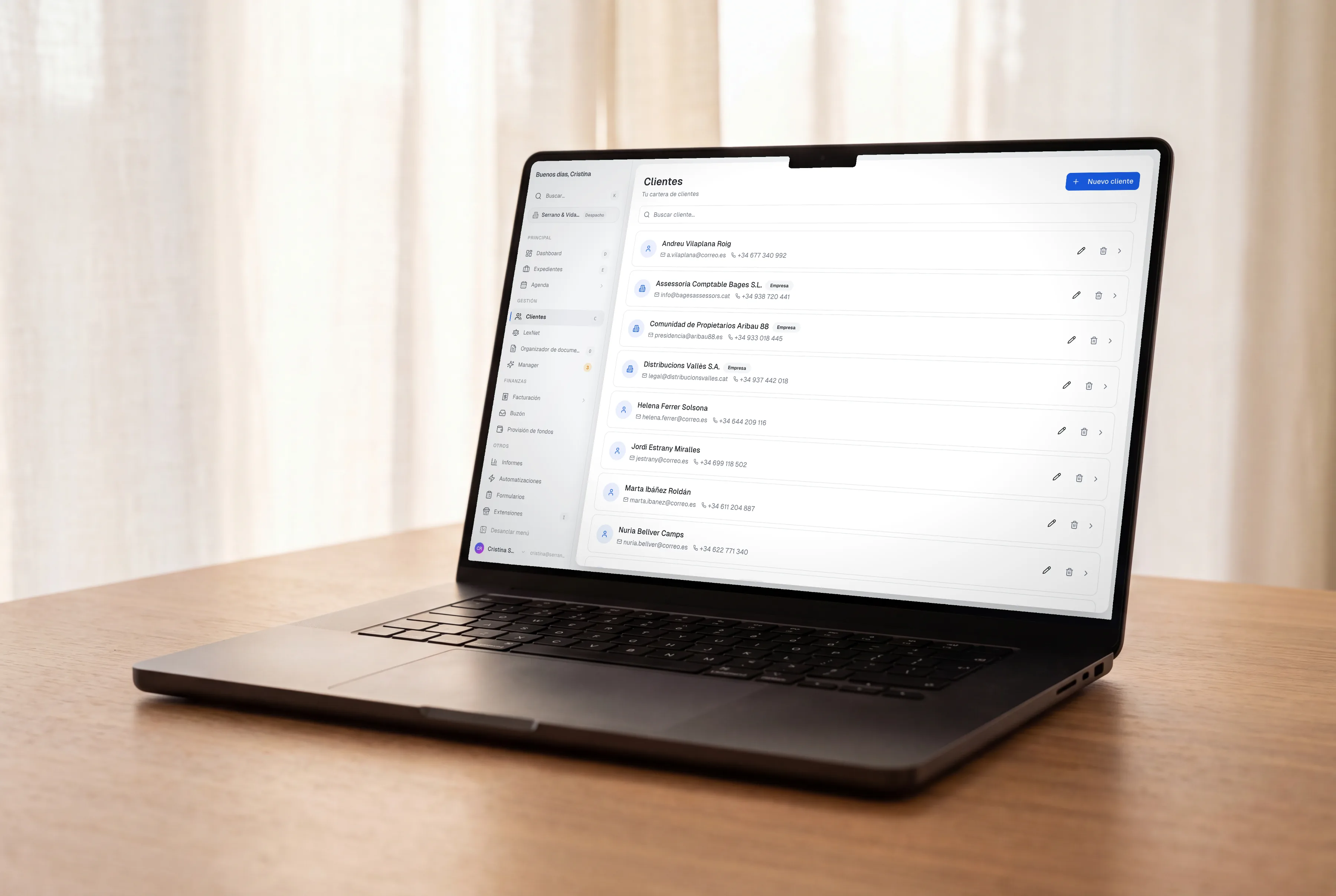 Listado de clientes de Plea con personas físicas y sociedades, sus datos de contacto y su tipo