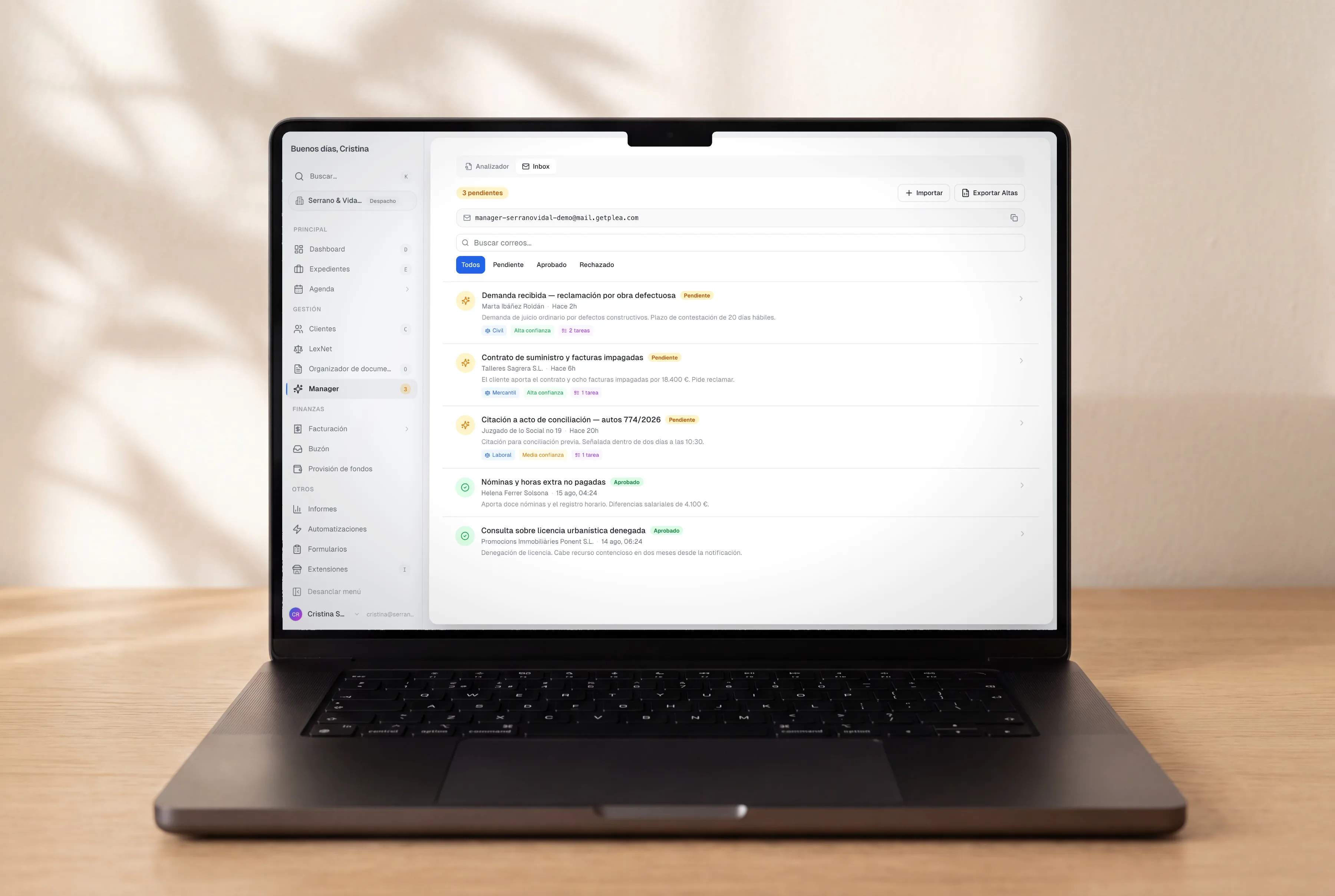 Bandeja de Plea Manager con los correos recibidos y lo que la inteligencia artificial propone hacer con cada uno